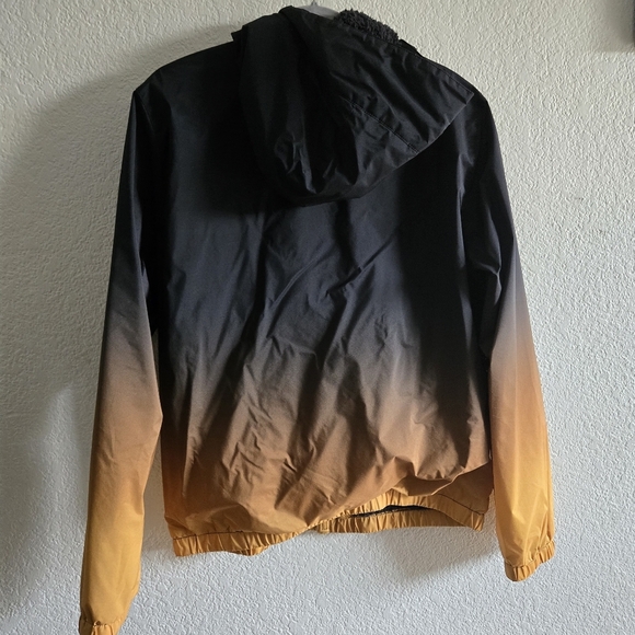 Hollister Men's Black and Yellow Gradient Windbreaker - Picture 2 of 3